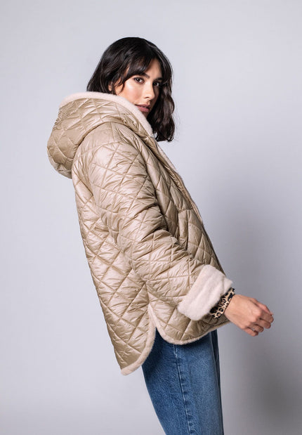 Oversized-Wendejacke für Damen mit Rautensteppmuster als Außenseite, Innenseite aus hellem Webpelz – Seitenansicht