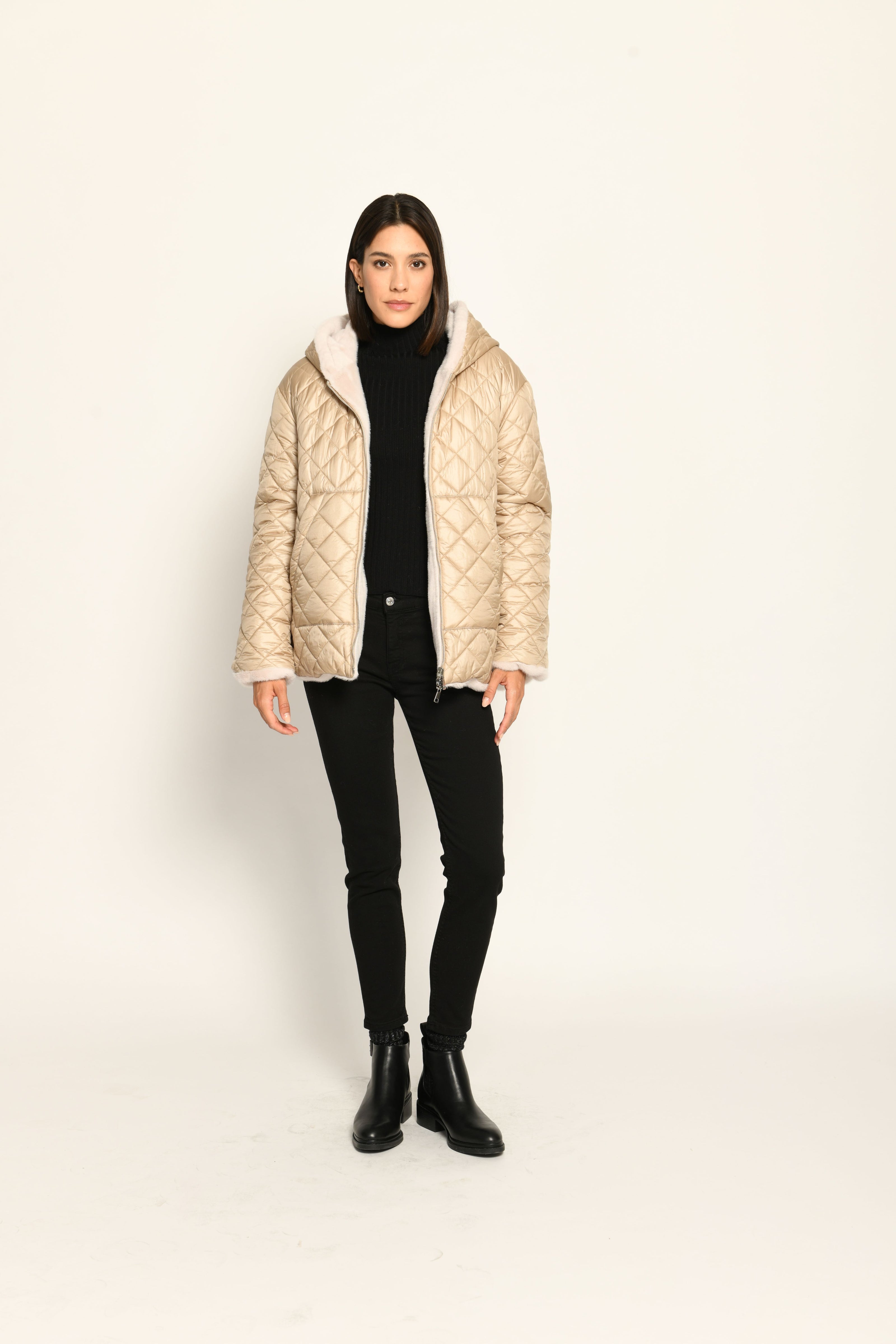 Oversized-Wendejacke für Damen mit Rautensteppmuster auf der Außenseite, Innenseite aus Webpelz – Vorderansicht