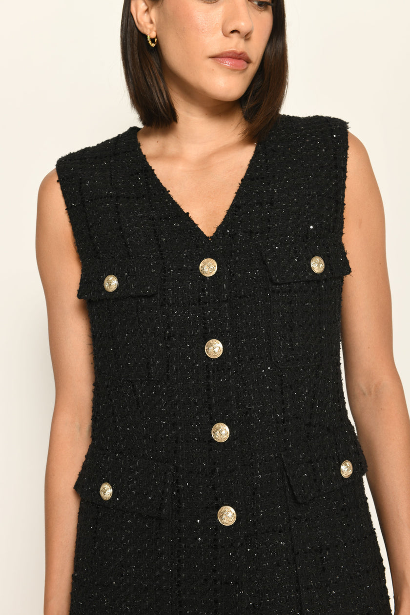 Schwarze taillierte Bouclé-Weste mit edlen Pailletten für Damen, kombiniert mit beiger Stoffhose – Nahaufnahme.