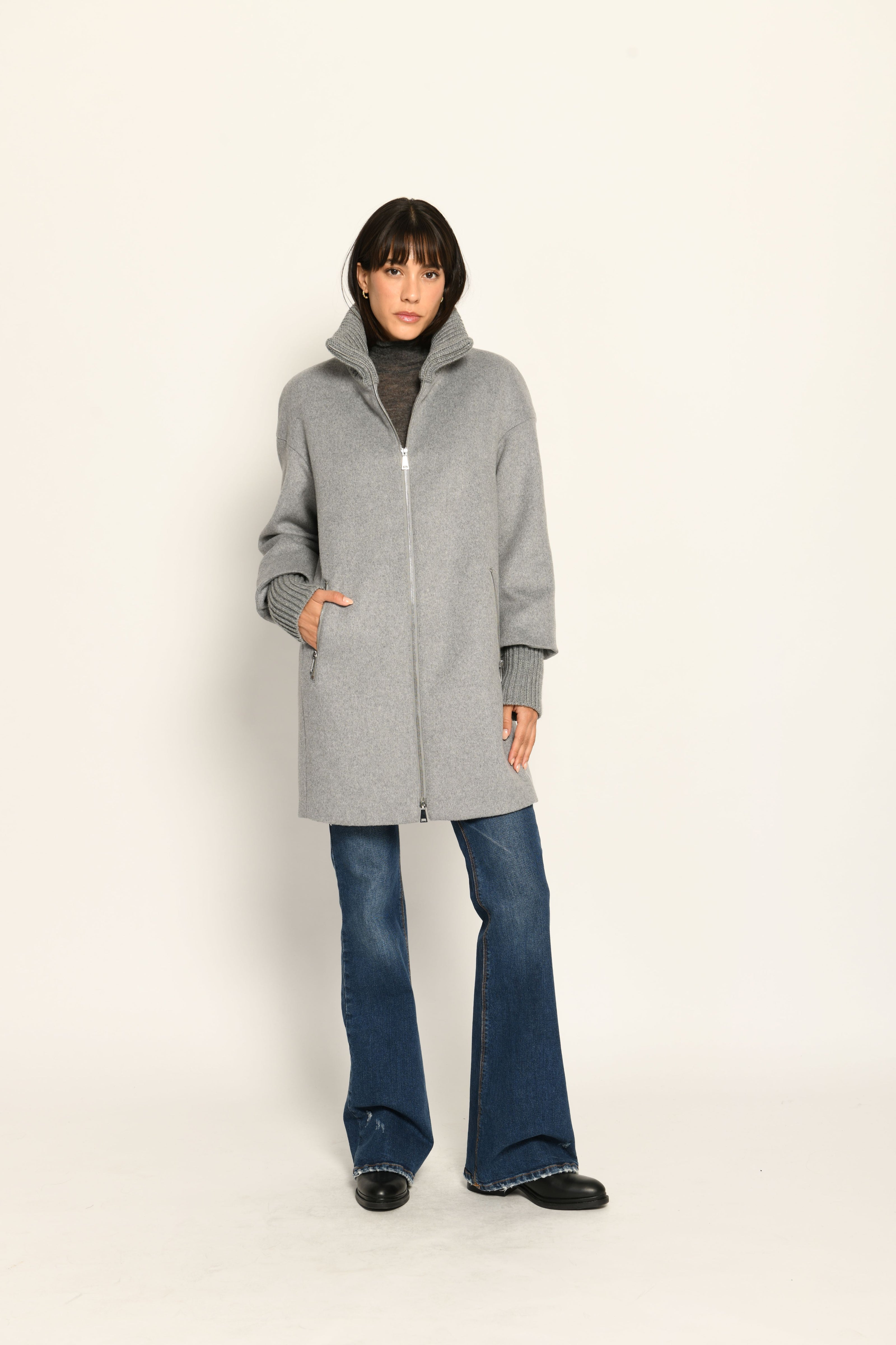 Grauer gefütterter Wollmantel für Damen mit hohen Ärmelmanschetten und Stehkragen – Vorderansicht