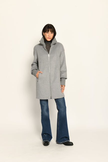 Grauer gefütterter Wollmantel für Damen mit hohen Ärmelmanschetten und Stehkragen – Vorderansicht
