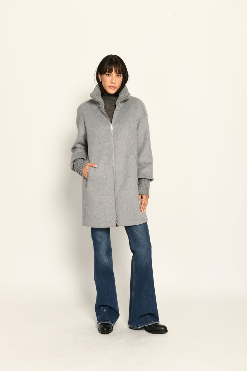 Grauer gefütterter Wollmantel für Damen mit hohen Ärmelmanschetten und Stehkragen – Vorderansicht