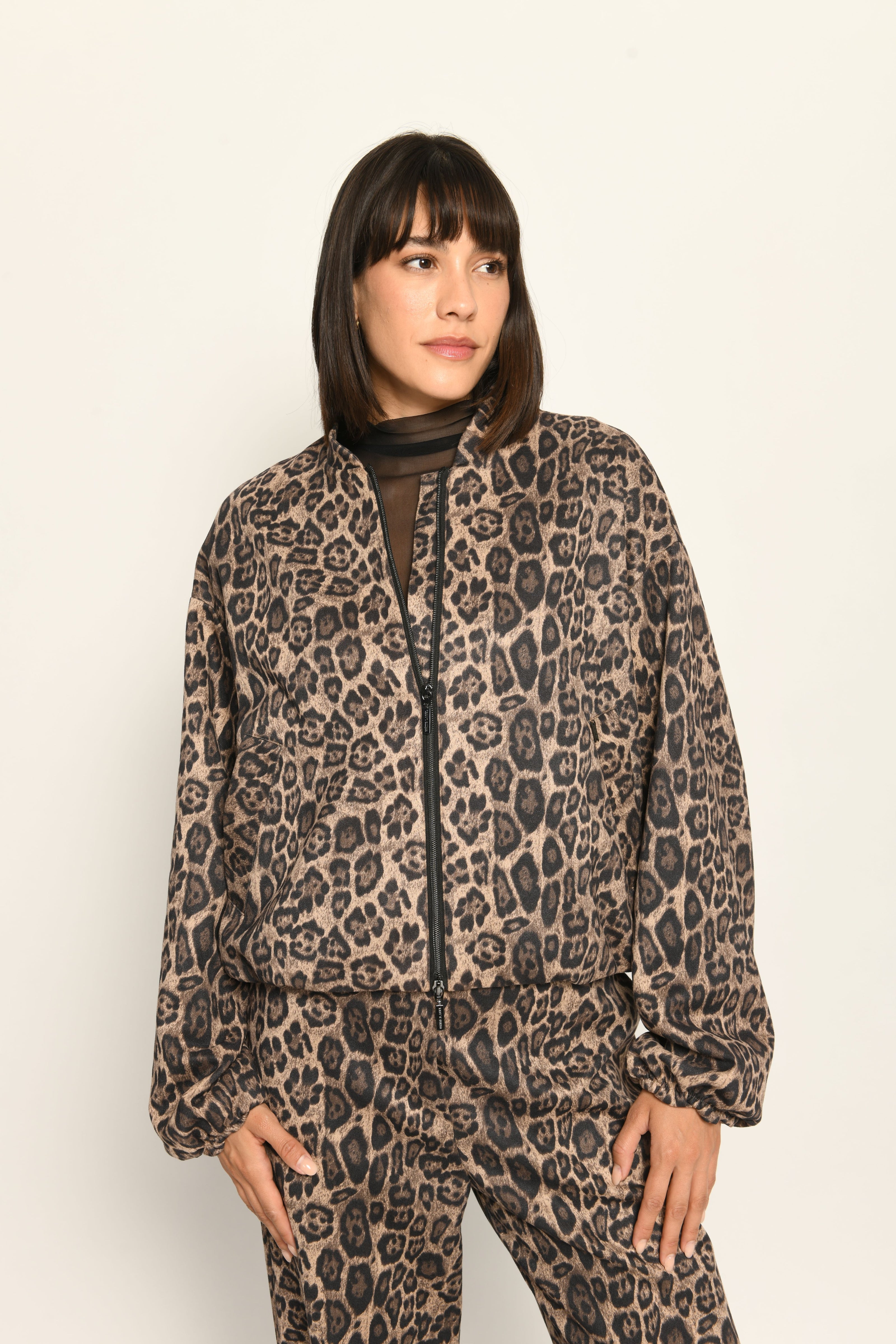 Zweiteiler im Leo-Print für Damen, bestehend aus lässigem Blouson und softer, weiter Hose – Nahaufnahme.