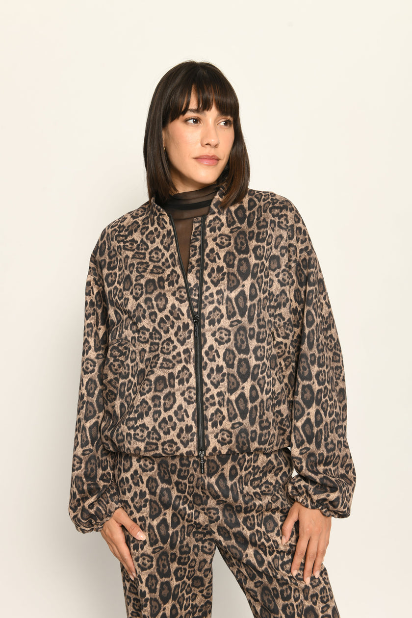 Zweiteiler im Leo-Print für Damen, bestehend aus lässigem Blouson und softer, weiter Hose – Nahaufnahme.