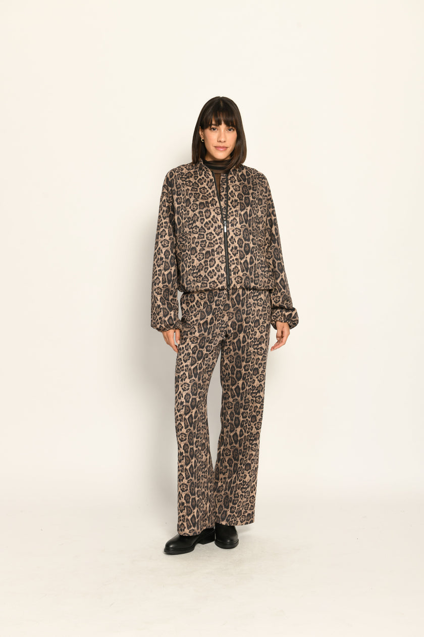 Zweiteiler im Leo-Print für Damen, bestehend aus lässigem Blouson und softer, weiter Hose.