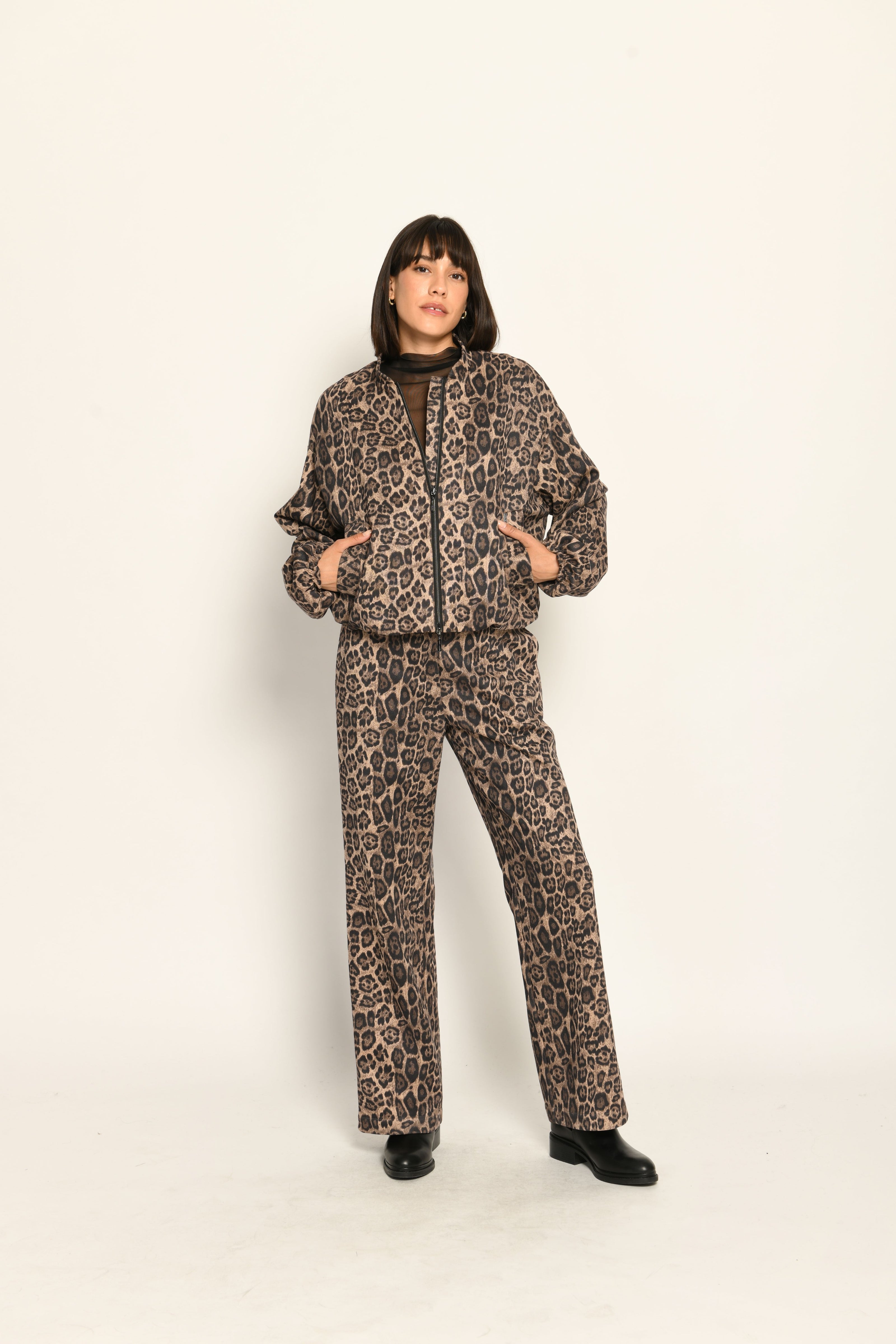 Zweiteiler im Leo-Print für Damen, bestehend aus lässigem Blouson und softer, weiter Hose – Vorderansicht.